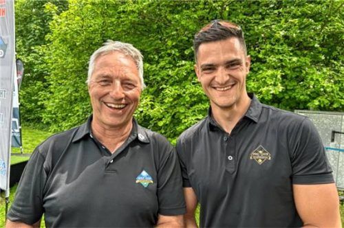 Präsident Herbert Fritzenwenger (links) gratuliert Marco Groß zum Sieg beim Einlage-Wettbewerb. Foto Kas