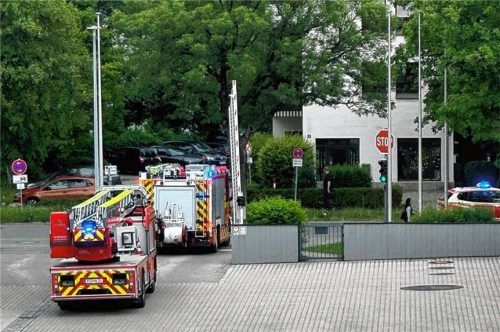 Premiere für eines der neuen Löschfahrzeuge der Feuerwehr Rosenheim. Ein HLF 20 (Mitte) rückt erstmals aus der Hauptfeuerwache zu einem Einsatz aus. Foto FEUERWEHR ROSENHEIM