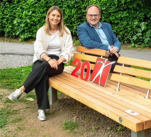 Probesitzen: Alexa Dietz von der Sparkassenstiftung und Bürgermeister Andreas Friedrich testen die neue Bank im Wendelsteinpark. Ganz praktisch: die Rückenlehen können in zwei Richtungen geklappt werden.Foto Berger