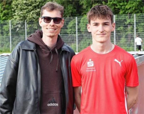 Raffael Wolf vom TSV Wasserburg (rechts) nach seinem Sieg in Aschheim mit dem Hochsprung-Vize-Europameister Tobias Potye. Foto Ludwig Stuffer