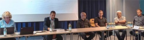 Rede und Antwort: Auf Antrag des CSU-Ortsverbandes stellten sich (von links) Geschäftsleiterin Rosemarie Steffl, Bürgermeister Herbert Strauch, Stefan Kühne und Andreas Lechner von der Firma Avacomm, Thomas Unterrainer vom Ingenieurbüro HPC sowie Winfried Hannappel vom WBV Übersee den Fragen der Überseer Gemeinderäte. Foto Giesen