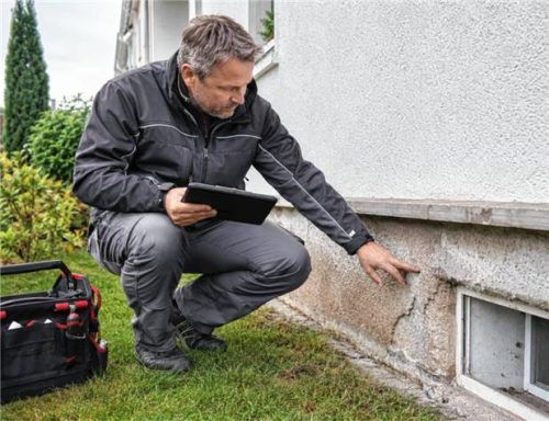 Regelmäßige Kontrollen: Fachleute erkennen Risse, Feuchtigkeitsspuren und andere Schwachstellen schon frühzeitig. Foto KI