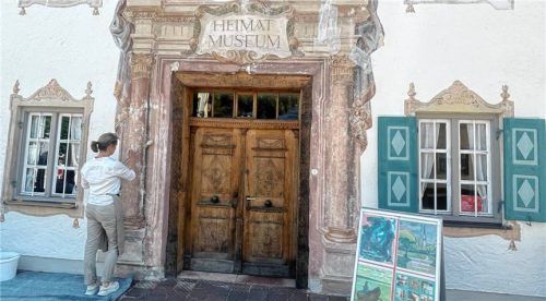 Restauratorin Birgit Schelle arbeitet am Eingangsgemälde von Bartholomäus Wappmannsberger beim Priener Heimatmuseum. Foto  Hötzelsperger