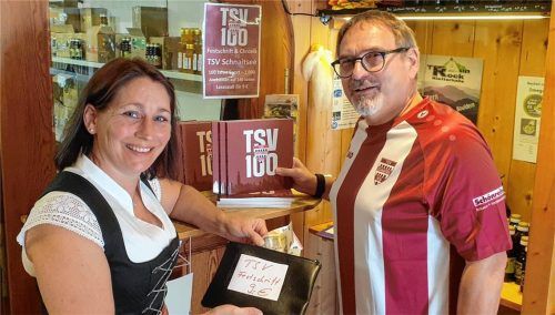 Roland Ederer, ehemaliger TSV-Jugendleiter im schicken Jubiläumstrikot, deckt sich in der Ölmühle gleich für seine ganze Familie mit TSV-Festschriften ein. Foto Heistracher