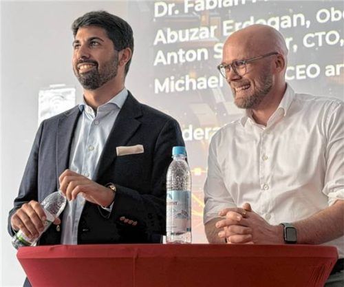 Rosenheims Oberbürgermeister Abuzar Erdogan (links) zusammen mit Dr. Fabian Mehring (Bayerischer Staatsminister für Digitales) im Rosenheimer Stellwerk 18. Foto Komro