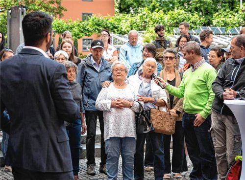 Rosenheims Oberbürgermeister Abuzar Erdogan hatte vor dem Rathaus zum ersten Community-Event eingeladen, um die Fragen der Bürger zu beantworten. Foto Baumeister