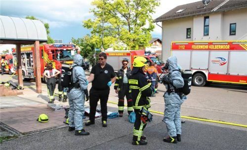 Rund 60 Feuerwehrkräfte waren am Montagnachmittag in Kolbermoor im Einsatz, nachdem in einer Wohnung an der Albert-Schalper-Straße ein Ammoniak-Reiniger ausgelaufen war. Foto  Riediger