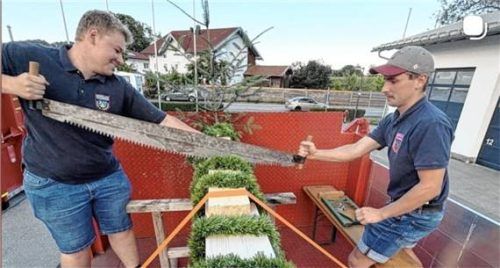 Sägen-Drohung: Während der Verhandlungen wird symbolisch die Säge am Firstbaum angesetzt. Foto FFW Bernau