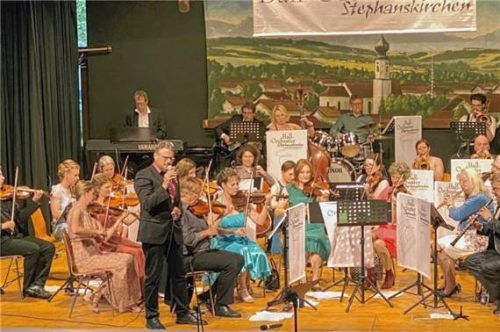 Sänger Robert Schmid sang mit Leidenschaft den Udo-Jürgens-Schlager „Aber bitte mit Sahne“.Foto  Ammelburger