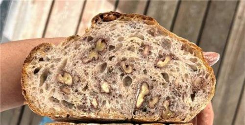Sauerteig ruht mehrere Stunden oder Tage – das Foto zeigt eines von Übelhacks selbst gebackenen Broten. Foto