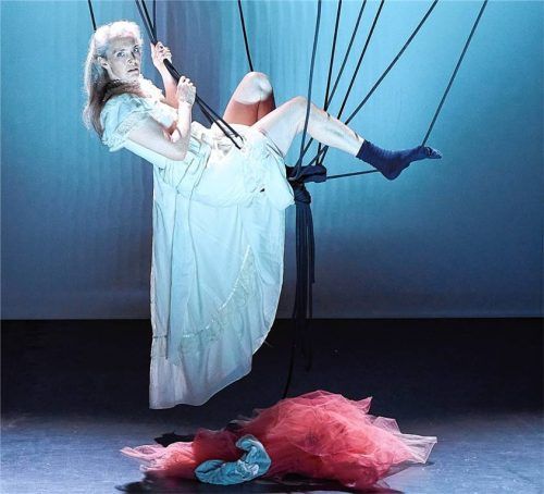 Schauspielerin Lucy Wirth brillierte als Kim de l‘Horizon in einem 90-minütigen Ein-Personen-Stück. Foto Flamm