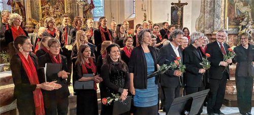 Schlussapplaus für das Vokalensemble „Allegro von brio“ und die Solisten: (von links, erste Reihe) Christina Gerstberger (Sopran), Monika Wäckerle (Alt), Bernhard Berchthold (Tenor), Thomas Hamberger (Bass) sowie Komponist und Organist Michael Kapsner und die Leiterin Judith Trifellner. Foto Prokop