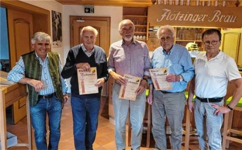 Schriftführer Günter Hierl mit den geehrten Mitgliedern Hubert Arnold, Willi Böhm und Otto Füglein sowie Vorstandssprecher Alois Kurfer (von links). Foto böck