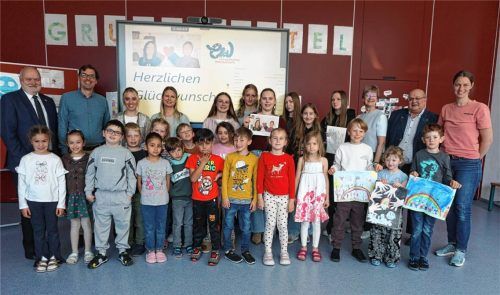 Schüler der Klassen 1a, 1b, 7a und 8a wurden ausgezeichnet für ihre Beiträge zum Thema „Menschenrechte“(von links:) Bürgermeister Thomas Einwang, Schulleiter Dr. Simon Dörr, Klassenleiterin der 1b, Simone Schweiger, Klassenleiterin der 1a, Ines Hiller, von der Europa Union Bettina Harnischmacher und Walter Göbl sowie Lehrerin Katharina Vogel. Foto Sutherland