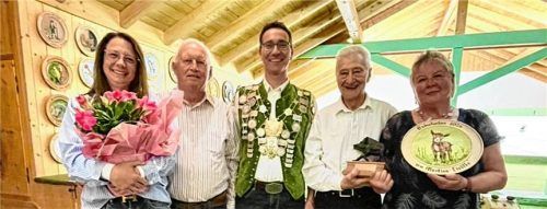 Schützenliesl Tatjana Beilhack, Wurstkönig Barth Rieder, Schützenkönig Jens Rieder, Brezenkönig Clement Schildhauer und Martina Liedtke, die sich die Endscheibe sicherte (von links). Foto Sportschützen Tattenhausen
