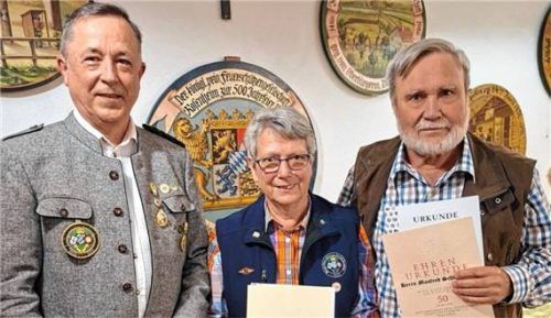 Schützenmeister Rudolf Thaller (links) ehrte unter anderem Helga und Manfred Schwamborn für 50 Jahre Mitgliedschaft im Deutschen Schützenbund. Foto  re