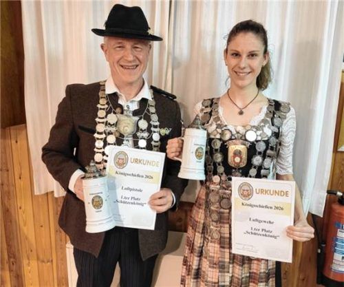 Schützenmeister und Luftpistolenkönig Hermann Dodl mit Luftgewehrkönigin Lisa Kellerer.Foto  re