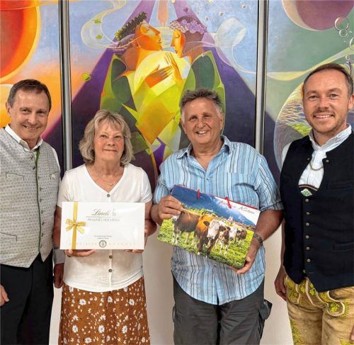 Schweizer Austausch: Silvia und Fritz Roth gewannen einen Besuch im Priental. Franz Scheck, Chef des Männerchors (links), und Tourismus-Chef Herbert Reiter (rechts) begrüßten die beiden herzlich. Foto re