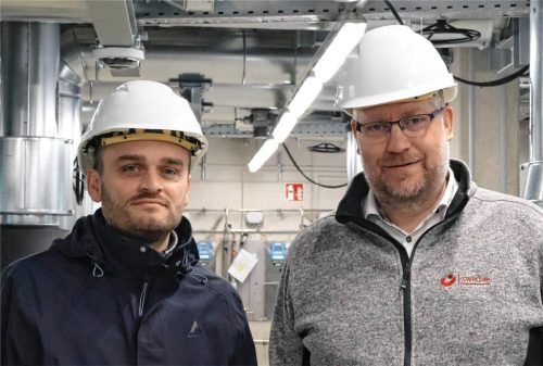 Sebastian Hochmuth (links) und Rolf Waller kennen sich mit der Großwärmepumpe am Mühlbach aus. Fotos Mischner