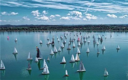 Segelboote verschiedenster Klassen nehmen auf dem Chiemsee an der „Seebrucker Hafentrophy“ teil.Foto Müller