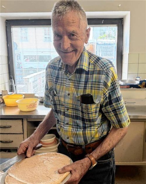 Seinen 85. Geburtstag feiert Hannes Rott am heutigen Samstag. In seiner Backstube macht er besonders gerne Dampfnudeln oder eine Mokka-Baiser-Torte. Foto Kotter
