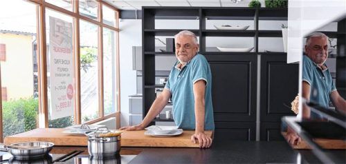Seit 1999 prägte Edi Steffen mit seinem Küchenstudio die Ortsmitte von Erharting. Jetzt hört der 60-Jährige auf: Es gibt keinen Nachfolger. Foto Josef Enzinger