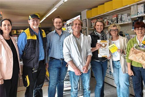 Seit 30 Jahren gibt es in Heldenstein in den Räumen von Elektro Zeiller eine Postfiliale. Bürgermeisterin Antonia Hansmeier (links) und Heinrich Deutschenbaur, Vertriebsmanager bei der Deutschen Post (Zweiter von links), lobten die gute Zusammenarbeit, Kundenfreundlichkeit und Verlässlichkeit, welche die Bürger aus Heldenstein und Umgebung zu schätzen wissen. Foto  re