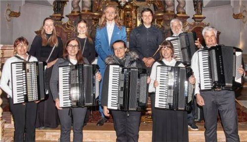 Seit 46 Jahren tritt das Akkordeon-Orchester Mühldorf mit anspruchsvoller Musik und ausgezeichneten Gast-Instrumentalisten auf. In der Mettenheimer Pfarrkirche St. Michael präsentierten sich: (von links vorne): Martina Dörfl, Maria Reindl, Susanne Müller, Bettina Altmayer, Herbert Kebinger sowie (von links hinten) Anna Guggenberger, Amelie Forster, Maximilian Pietrek, Simon Oberhaizinger und Erwin Altmayer. Foto Kretschko