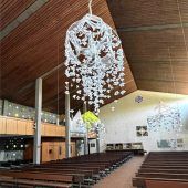 Hunderte Papiertauben in der Georgskirche