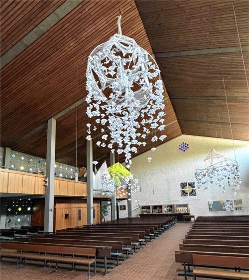 Seit Kurzem befindet sich wieder eine Taubeninstallation in der Georgskirche. Fotos Kotter
