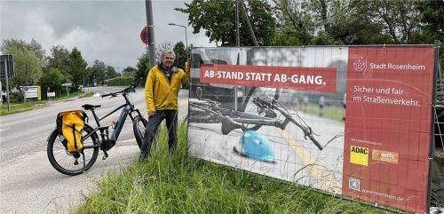 Sicher im Straßenverkehr – der Rosenheimer Radverkehrsbeauftragte Olaf Fröhlich mit der Kampagne der Stadt Rosenheim, des ADAC und des ADFC zu mehr Verkehrssicherheit. Foto AF