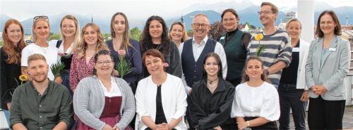 Sichtlich stolz und erleichtert sind die 13 frischgebackenen Fach-, Gesundheits- und Krankenpfleger für Notfallpflege (DKG). Immer ein offenes Ohr für ihre Absolventen hatten Martina Rost, Leiterin Romed Fort- und Weiterbildung (hintere Reihe, Erste von rechts), Katja Hertel, stellvertretende Pflegedirektorin Romed-Kliniken (Zweite von rechts), Michael Rieger, fachliche Leitung Fachweiterbildung Notfallpflege (Fünfter von rechts) sowie Bettina Holstein, pädagogische Leitung Fachweiterbildung Notfallpflege (Sechste von rechts). Foto RoMed Kliniken