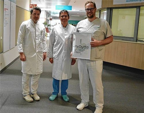 Sie bilden mit ihren Fachbereichen die drei Säulen des neuen Zentrums für Magen- und Speiseröhrengesundheit: Prof. Dr. Sebastian Rasch, Chefarzt der Gastroenterologie und Endoskopie, Dr. Jörg Filser, ärztlicher Leiter des viszeralchirurgischen MVZ und Prof. Dr. Christian Jurowich, Chefarzt der Allgemein-, Viszeral- und Onkologischen Chirurgie am InnKlinikum Altötting.