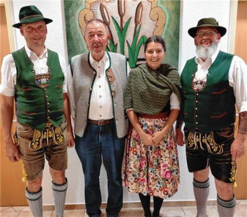 Sie dankten den Helfern: (von links) Christian Staudinger, Rainer Maras (Musikschule), Lisi Höckh (Vorsitzende „Immergrün“), Michael Beutl (Vorsitzender „d’Mangfalltaler“). Foto re