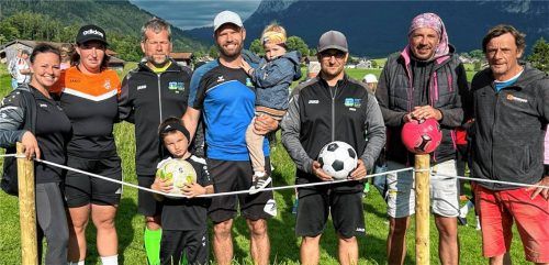 Sie waren die besten heimischen Aktiven bei der DM in Inzell (von links): Julia Huber (Ruhpolding), Andrea Weidenegger (Mühldorf), Christoph von Bötticher (Ruhpolding), Johannes Huber (Ruhpolding) mit Maximilian und Michael, Jan Herold (Anger), Manfred Scheurl (Inzell) und Rudi Tschoner (Otting). Foto Kas