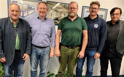 Sie wollen die revolutionäre Energiespeicherung in den Landkreis Mühldorf bringen: (von links) Schönbergs Bürgermeister Alfred Lantenhammer, Christian Bürger, Referent für erneuerbare Energien und nachwachsende Rohstoffe des BBV, Georg Tränkl, Erfinder der reversiblen Druckluftanlage, Tillmann Rosch, Geschäftsführer der Firma MBM Mühldorf, sowie Professor und Diplom-Ingenieur Georg Sahner, Energieversorgungsplaner für kleine Gemeinden oder Stadtteile. Foto  Fürstenberger