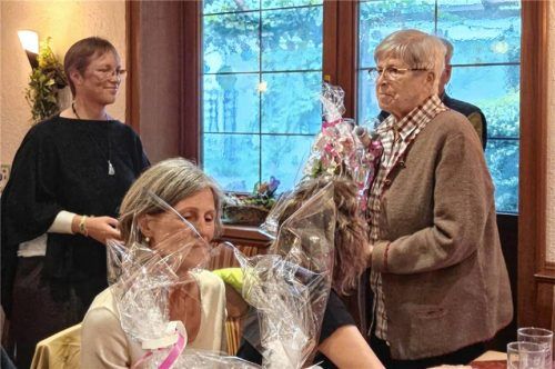 Silke Kochendörfer-Schneeweis (links) überreichte ein Dankeschön an Gertraud Hanft (rechts) für ihre langjährige Mitarbeit und Unterstützung der Bürgerhilfe. Foto re