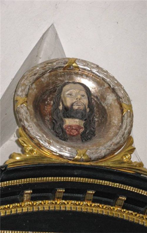Sogenannte Johannesschüssel, Altarbekrönung in der Schlosskapelle Penzing. Fotos Steffan