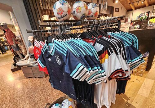 Sowohl das weiße Heim- als auch das blaue Auswärtstrikot der DFB-Elf für die Fußball-Weltmeisterschaft können Fans im Gewandhaus Gruber in Wasserburg ergattern. Foto Brumbauer