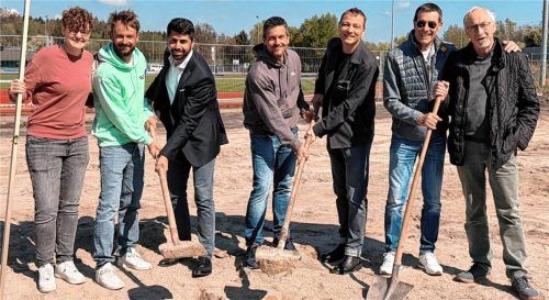 Spatenstich in Rosenheim für die neue Padelanlage auf dem Gelände des Sportbund DJK Rosenheim: (von links) Reka Molnar (Leiterin Geschäftsstelle Sportbund DJK Rosenheim), Oskar Männer (Gründer WePadel GmbH), Oberbürgermeister Abuzar Erdogan, Christian Rosenberger (WePadel GmbH), Bernd Perner (Vorsitzender Sportbund DJK Rosenheim), Willi Bonke (Zweiter Vorsitzender Sportbund DJK Rosenheim), Klaus Schäfer (Projektmitarbeiter Sportbund DJK Rosenheim).