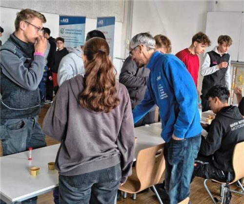 Stäbchen rein – fertig. Die Aktion an der Staatlichen Berufsschule war ein voller Erfolg. Foto re