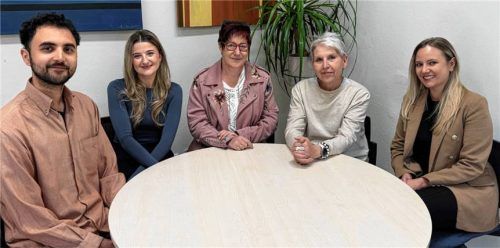 Startschuss am „runden Tisch“: (von links) David Atef, Edona Gashi, Cornelia Graf, Schulleiterin Helga Wagner und Kristina Plumari. Foto gfi gGmbH Alpenvorland