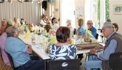 Statt Einzelbesuche: Die Geburtstags- und Ehejubilare eines Monats verbrachten gemeinsam einen unterhaltsamen Nachmittag. Foto re