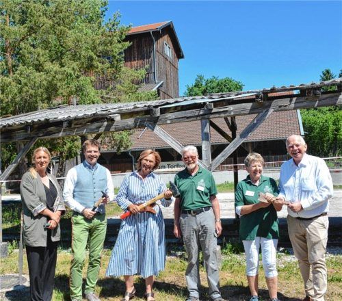 Statt Schecks wurden Nägel und Hammer von (von links) Annegret Daxenberger, Johann Hell bei der Stiftung der VR Bank, Ira Hess der Accanto-Stiftung an Burkhard Dickehut und Brigitte Stark vom Museum überreicht. Der Rotary-Club Chiemsee mit Vertreter Professor Martin Grambow beteiligte sich ebenfalls. Foto eder