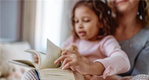 Statt Tablet & Co.: gemeinsames Lesen.Foto IMAGO/HalfPoint Images
