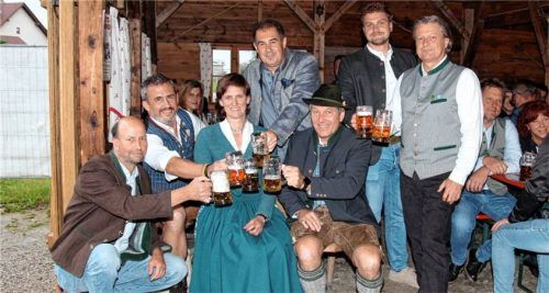 Stießen an auf gutes Gelingen: (von links) Braumeister Thomas Drechsel, Festwirt Anton Müller, Bürgermeisterin Irmgard Hibler, Küchenchef Christian Müller, Volksfestreferent Hans Schrimpf, Sebastian Kollmannsberger vom Erdinger Weißbräu und Robert Billing von der Taufkirchener Brauerei. Foto dinger