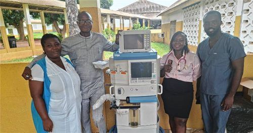 Stolz präsentieren Mitarbeiter des St. Anthony’s Hospital das Narkosegerät, das dank Spenden von Menschen aus dem Landkreis Traunstein beschafft werden konnte.