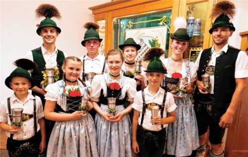 Strahlende Sieger: (vorne, von links) Tobias Loferer, Ida Kurz, Julia Feichtner und Markus Kalal sowie (hinten, von links) Andreas Rauch, Bene Sälzer, Sophia Riepertinger, Anna Boggusch und Michael Schlosser.Foto  Hötzelsperger