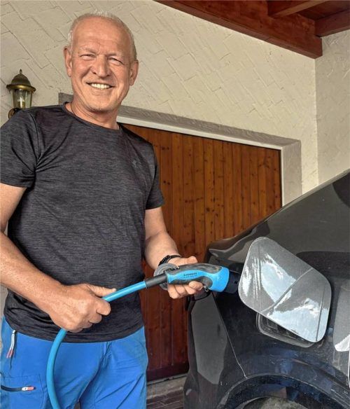 Strom vom eigenen Dach für umweltfreundlicheres Fahren: Für Matthias Hibler waren nicht finanzielle Gründe ausschlaggebend für den Kauf eines Elektroautos. Viele schauen dagegen eher aufs Geld. Foto Honervogt