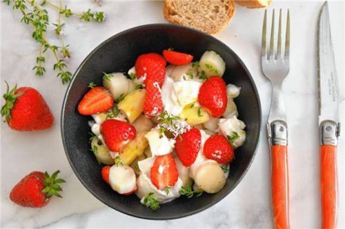 Süß trifft auf würzig: Salat mit Erdbeeren und Spargel. Foto VSSE_Isabelle_Bohnert